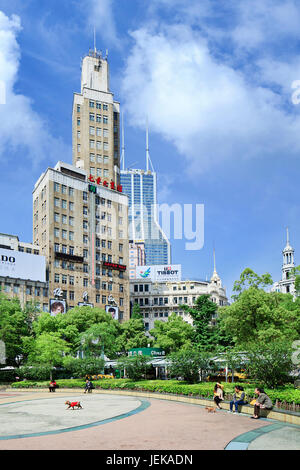 SHANGHAI - 5. MAI 2014. Koloniale Architektur in der Nähe der Nanjing East Road. Verzierte westliche Gebäude sind ein Vermächtnis seiner kolonialen Vergangenheit. Stockfoto