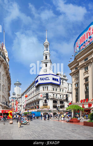 SHANGHAI - 5. MAI 2014. Einkaufsstraße Nanjing East. Die Nanjing Road ist die Haupteinkaufsstraße von Shanghai, China, benannt nach der Stadt Nanjing. Stockfoto