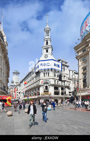 SHANGHAI - 5. MAI 2014. Einkaufsstraße Nanjing East. Die Nanjing Road ist die Haupteinkaufsstraße von Shanghai, China, benannt nach der Stadt Nanjing. Stockfoto