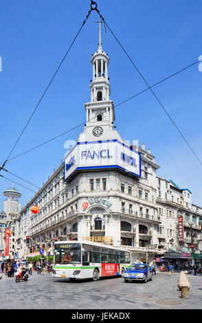 SHANGHAI - 5. MAI 2014. Einkaufsstraße Nanjing East. Die Nanjing Road ist die Haupteinkaufsstraße von Shanghai, China, benannt nach der Stadt Nanjing. Stockfoto