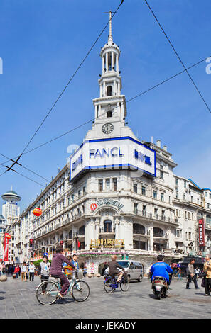 SHANGHAI - 5. MAI 2014. Einkaufsstraße Nanjing East. Die Nanjing Road ist die Haupteinkaufsstraße von Shanghai, China, benannt nach der Stadt Nanjing. Stockfoto