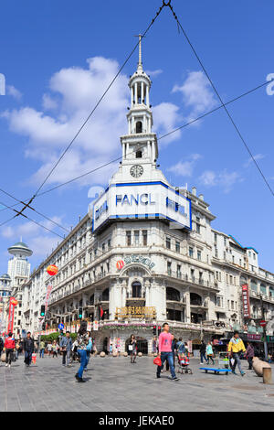 SHANGHAI - 5. MAI 2014. Einkaufsstraße Nanjing East. Die Nanjing Road ist die Haupteinkaufsstraße von Shanghai, China, benannt nach der Stadt Nanjing. Stockfoto