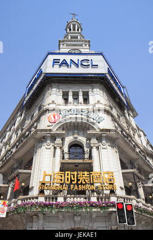 SHANGHAI - 5. MAI 2014. Shanghai Fashion Store. Berühmtes Kaufhaus der Marke im fünfstöckigen Art-Deco-Gebäude an der Nanjing East Road. Stockfoto