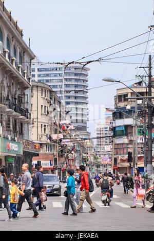 SHANGHAI - 5. MAI 2014. Sehr dichte Zhejiang Middle Road, Shanghaier Innenstadt. Mit einer Bevölkerung von 24 Millionen Menschen ist Shanghai die größte Stadt Chinas. Stockfoto