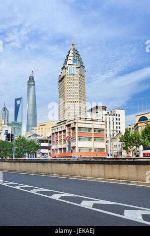 SHANGHAI - 5. MAI 2014. Kolonialarchitektur im Stadtzentrum von Shanghai. Verzierte westliche Gebäude sind ein Vermächtnis seiner kolonialen Vergangenheit. Stockfoto