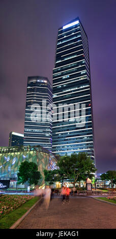 SHANGHAI - 4. JUNI 2014. Wolkenkratzer in der Nacht auf Lujiazui. Es ist eine Halbinsel, die speziell als neuer Finanzbezirk Shanghais entwickelt wurde. Stockfoto