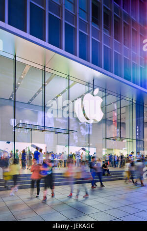 SHANGHAI - 5. JUNI 2014. Apple Flaggengeschäft mit großer Glasoberfläche in der Nanjing East Road nachts. Stockfoto