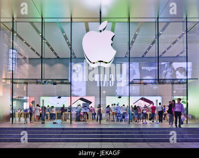 SHANGHAI - 5. JUNI 2014. Apple Flaggengeschäft mit großer Glasoberfläche in der Nanjing East Road nachts. Stockfoto