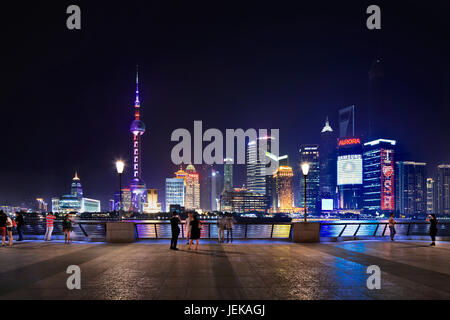 SHANGHAI - 5. JUNI 2014. Huangpu River und Pudong, Bezirk Lujiazui nachts. Im Pudong-Distrikt befindet sich die Finanz- und Handelszone Lujiazui. Stockfoto