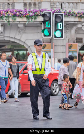 Security Guard Spaziergänge in der Innenstadt. Shanghai gilt als sicherste Stadt in China, laut der jüngsten Umfrage, die gemeinsam von Insight China durchgeführt. Stockfoto