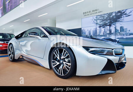 Neue BMW i8 Sport - Auto. Die i8 ist ein intelligenter Leichtbau konstruiert Plug-in-Hybrid Sport - Auto mit einer Beschleunigung von 0 - 100 km/h 4,4 Sekunden. Stockfoto