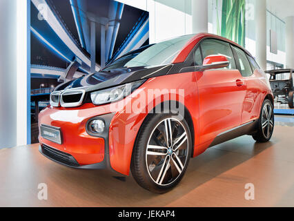 Die neue BMW i3 in einem Showroom. Es ist ein 5-Tür städtische Elektroauto von BMW entwickelt, und Ihre erste null Emissionen serienmäßig hergestellten Fahrzeug. Stockfoto