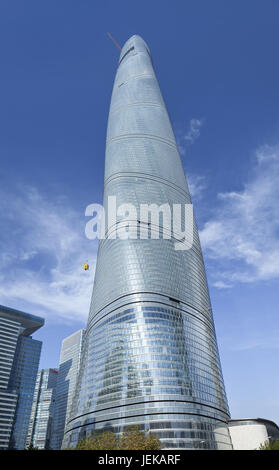 Die 632 m Shanghai Tower vor blauem Himmel. Es ist die höchste in China und an zweiter Stelle in der Welt. Design von Gensler, Stockfoto