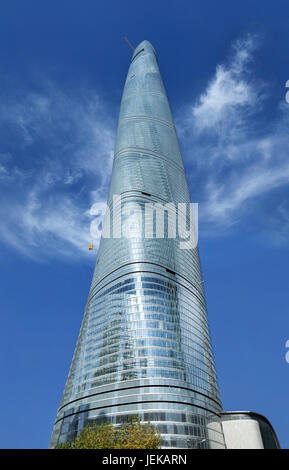 Die 632 m Shanghai Tower vor blauem Himmel. Es ist die höchste in China und an zweiter Stelle in der Welt. Design von Gensler, Stockfoto