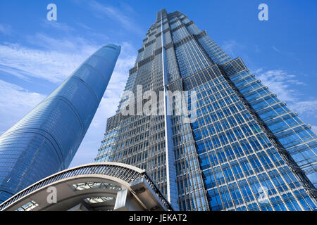 Jinmao Tower, 420 Meter hohen Wahrzeichen Wolkenkratzer in Lujiazui Finanzviertel von Shanghai. Die auf der linken Seite ist der 632 m Shanghai Tower. Stockfoto