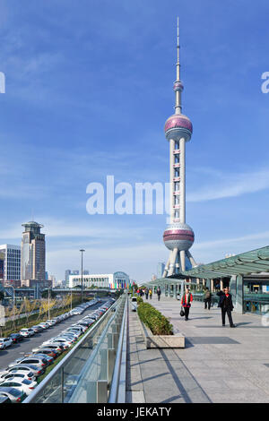 Oriental Pearl Tower gegen den blauen Himmel. Die 470 Meter Oriental Pearl ist eines der höchsten Gebäude Shanghais, in Lujiazui Finanz- & Trade Zone entfernt Stockfoto