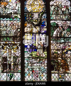 Glasmalereien von Christopher Whall Süd-Fenster des Querschiffs Hl. Johannes der Täufer Kirche Burford Oxfordshire-England Stockfoto