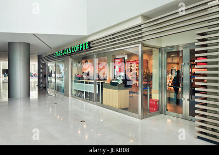 Starbucks an. Seinen Umsatz zeigt gesundes Wachstum und Planung zu 500 neue Standorte in China, das China der zweitgrößte Markt zu öffnen. Stockfoto