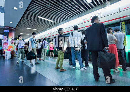 People's Square U-Bahn. Es ist der verkehrsreichste Bahnhof in China mit einem täglichen Verkehrsaufkommen von 400.000 Reisende, in der Innenstadt. Stockfoto