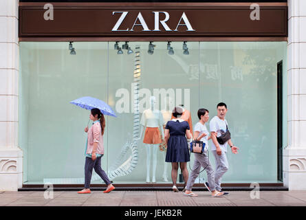 Volk Zara outlet. Zara Eigentümer, Spanien Inditex, hat einen jährlichen Gewinn von $ 2,6 Mrd. um 11% im Vergleich zum Vorjahr gemeldet. Stockfoto