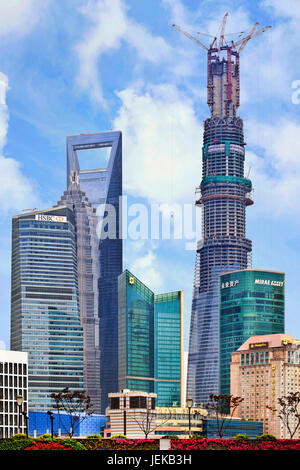 Pudong mit Shanghai Tower im Bau. Nach ihrer Fertigstellung im Jahr 2014 der Wolkenkratzer wird 632 m hoch stehen. Stockfoto