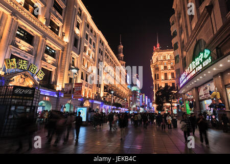 Nanjing East Road in Shanghai. Nanjing East Road, eine der belebtesten Einkaufsstraßen der Welt. Stockfoto