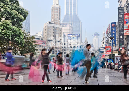 Morgen Gruppe übung in Shanghai. Gruppe Übung macht ein Zurück in China kommen. Die Bürger fordern eine Rückkehr zu Praktiken der Kulturellen Revolution Stockfoto