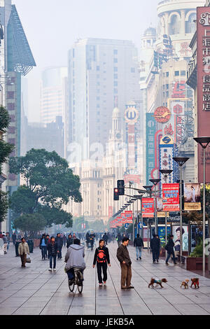 SHANGHAI – NOV. 20, 2010. Nanjing Road in der früh am 20. November 2010 in Shanghai. Chinas führende Einkaufsstraße 3,4-Meile ist ein Must-See metropolitan Stockfoto