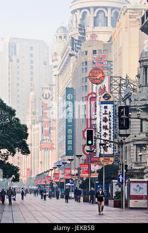 SHANGHAI – NOV. 20, 2010. Nanjing Road in der früh am 20. November 2010 in Shanghai. Chinas führende Einkaufsstraße 3,4-Meile ist ein Must-See metropolitan Stockfoto