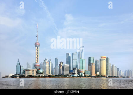 Bezirk Pudong aus Huangpu River in Shanghai gesehen. Häuser Pudong Lujiazui Finance und Trade Zone, Shanghai Stock Exchange, dem Finanzzentrum Chinas. Stockfoto