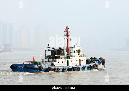 Tug Boat am Fluss Huangpu in Shanghai. Shanghai Hafen überholte in Singapur port 2010 Container geschäftigsten Hafen der Welt zu werden. Stockfoto