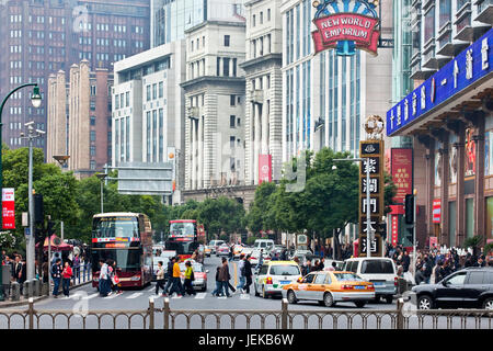 People's Square, Shanghai. Es ist der Sitz der Stadtregierung von Shanghai und der standard Bezugspunkt für Distanzmessung. Stockfoto