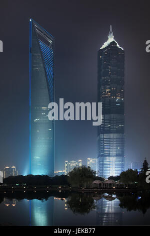 Das Shanghai World Financial Center (492 m) und Jin Mao Tower (421 m) an der Lujiazui im Stadtteil Pudong. Sie gehören zu den höchsten Gebäuden der Welt. Stockfoto