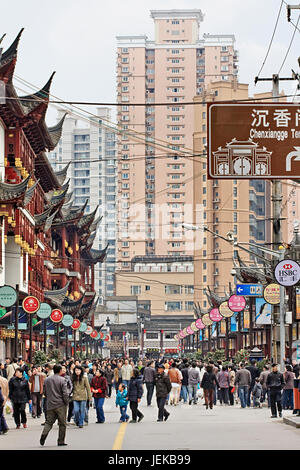 Überfüllte Einkaufsstraße am 29. März 2009 in Shanghai. Mit 23 Millionen Bürgern Shanghai ist Chinas größter Stadt durch Bevölkerung. Stockfoto