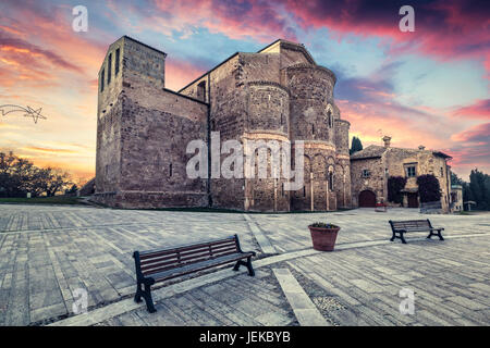 Sonnenuntergang in der Abtei von San Giovanni, Venere, Fossacesia, Chieti, Italien Stockfoto