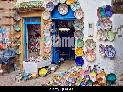 Mann vor seinem Laden mit traditionellen Souvenirs in den Souks der alten Medina, Essaouira Stockfoto