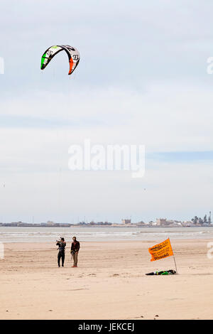 Kitesurfen am Strand von Essaouira, Marokko. Stockfoto