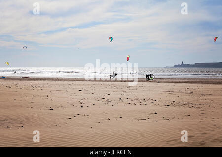 Kitesurfen am Strand von Essaouira, Marokko. Stockfoto