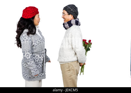 Älteren asiatischen Mann seiner Frau Blumen schenken Stockfoto
