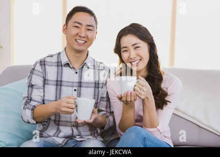 Portrait von glücklichen Paar hält Kaffeetasse Stockfoto