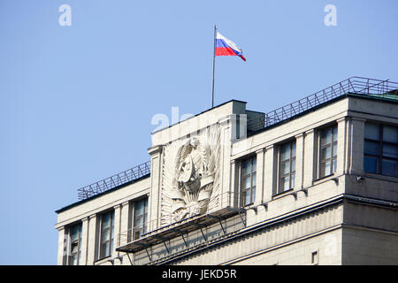 Russische Flagge auf die Duma der Russischen Föderation Staatsgebäude, Moskau Stockfoto