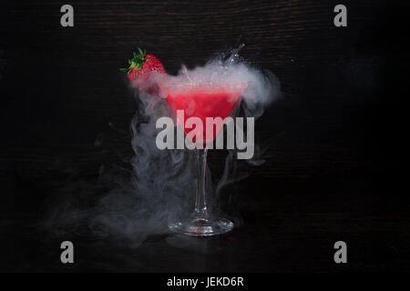 Strawberry Martini Cocktail mit flüssigem Stickstoff Stockfoto