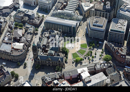 Luftaufnahme von Sheffield Stadtzentrum rund um den Frieden Gärten, inkl. Rathaus & Mercure Hotel Stockfoto