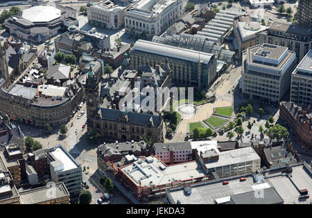 Luftaufnahme von Sheffield Stadtzentrum rund um den Frieden Gärten, inkl. Rathaus & Mercure Hotel Stockfoto