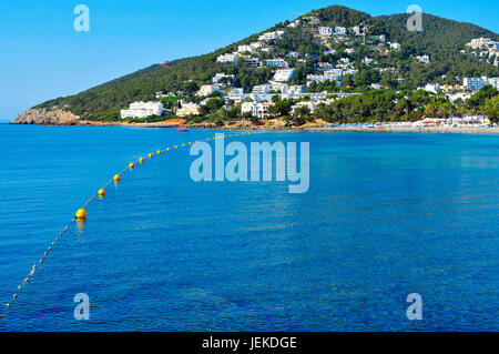 einen Panoramablick auf die Küste und die Santa Eularia Strand in Santa Eularia des Riu in Insel Ibiza, Spanien Stockfoto