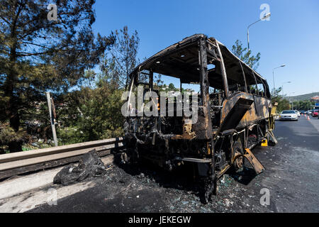 Thessaloniki, Griechenland - 25. Juni 2017: Ein Touristenbus kam Feuer und brannte vollständig auf dem peripheren Weg von Thessaloniki. Passagiere wurden Stockfoto
