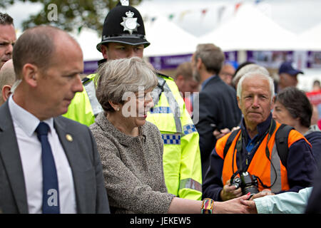Liverpool, UK, 24. Juni 2017. Theresa geht Mai unter den Massen an der Pier Head, als Liverpool Tag der Streitkräfte feiert. Stockfoto