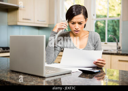 Besorgt Brünette zählen Rechnungen Stockfoto