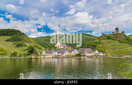 Blick auf Beilstein an der Mosel-Panorama. Stockfoto