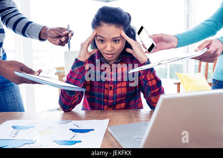 Stressig Geschäftsfrau auf der Suche nach unten Stockfoto